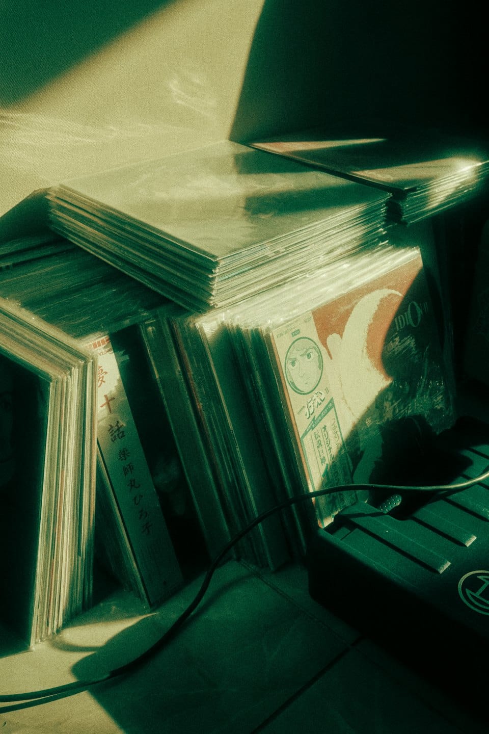 Dischi in vinile impilati con luce e ombra.