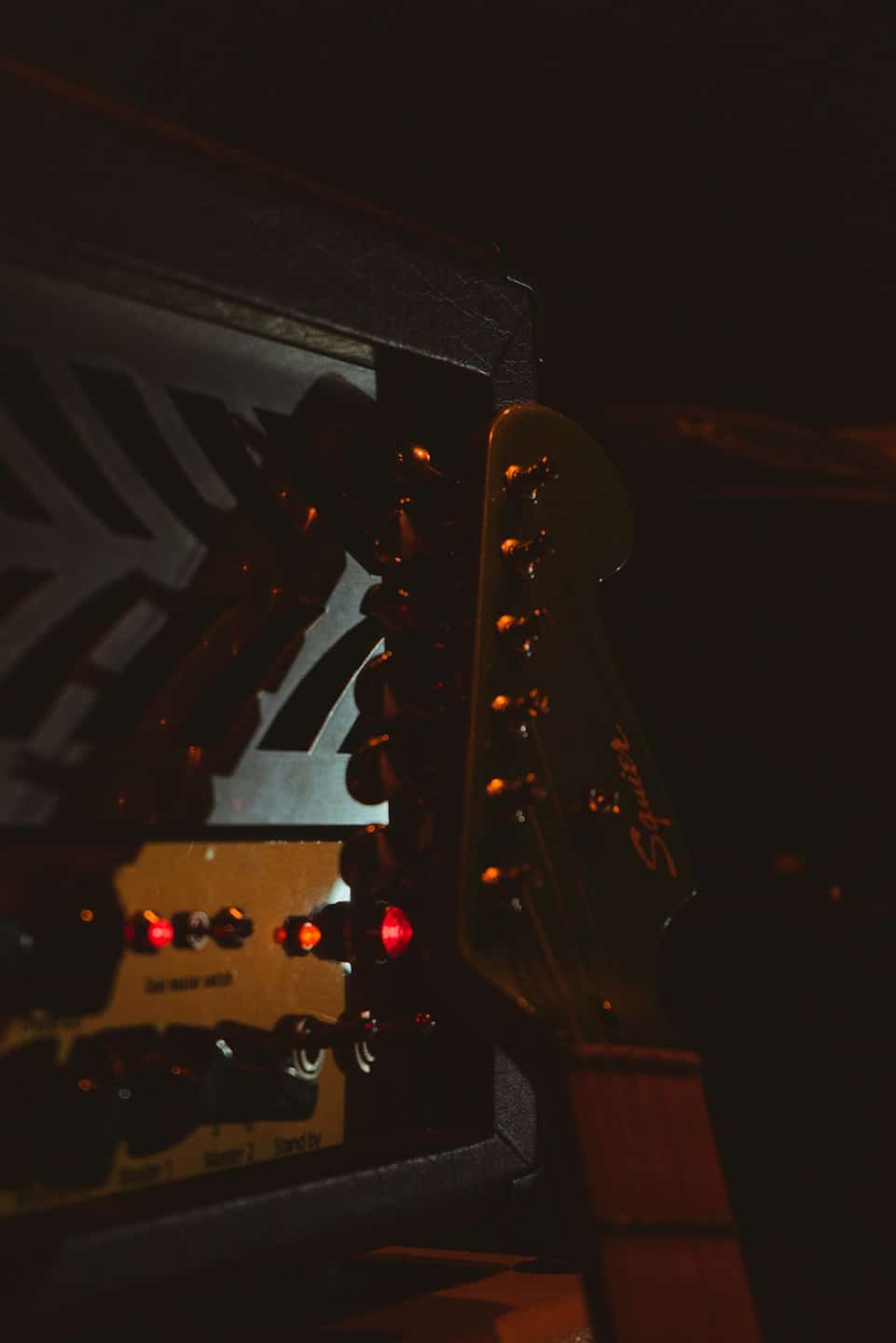 La paletta di una chitarra elettrica appoggiata su un amplificatore per chitarra.